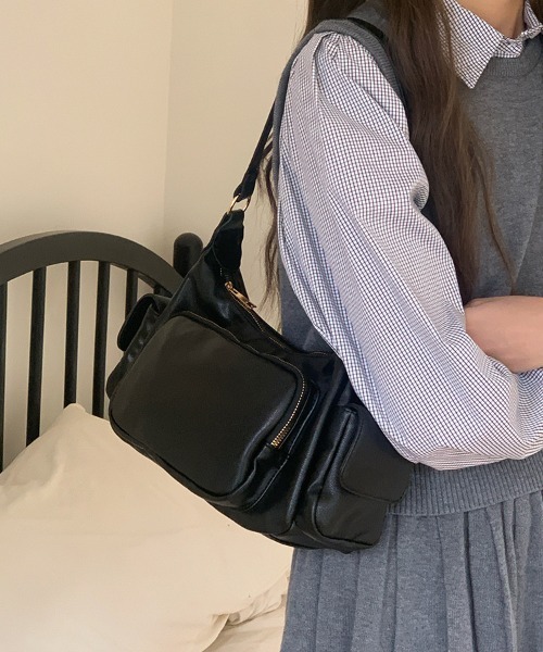 gossip!ロサンゼルス(ゴシップロサンゼルス)の「Y2K マルチポケットブラックエコレザーバッグ/2way/ペットボトル収納◎(ショルダーバッグ・レディース・ブラウン/ブラック・FREE)」の15枚目の写真