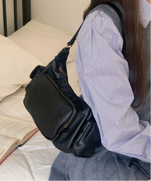 gossip!ロサンゼルス(ゴシップロサンゼルス)の「Y2K マルチポケットブラックエコレザーバッグ/2way/ペットボトル収納◎(ショルダーバッグ・レディース・ブラウン/ブラック・FREE)」の19枚目の写真