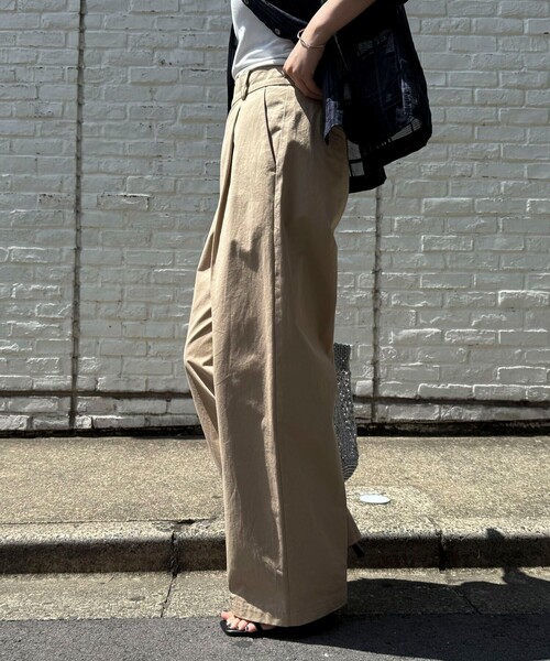 fredy emue（フレディエミュ）の「【低身長サイズ34有り】チノタックパンツ（チノパンツ・レディース・ネイビー/ベビーピンク/ベージュ・38/36/34）」の17枚目の写真