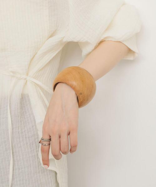 KBF（ケイビーエフ）の「ラウンドウッドボリュームバングル（ブレスレット・レディース・ブラウン/ナチュラル・ONE）」の2枚目の写真