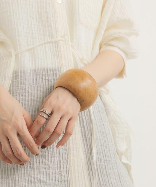 KBF（ケイビーエフ）の「ラウンドウッドボリュームバングル（ブレスレット・レディース・ブラウン/ナチュラル・ONE）」の10枚目の写真