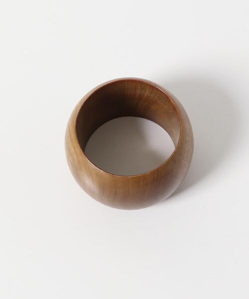 KBF（ケイビーエフ）の「ラウンドウッドボリュームバングル（ブレスレット・レディース・ブラウン/ナチュラル・ONE）」の6枚目の写真