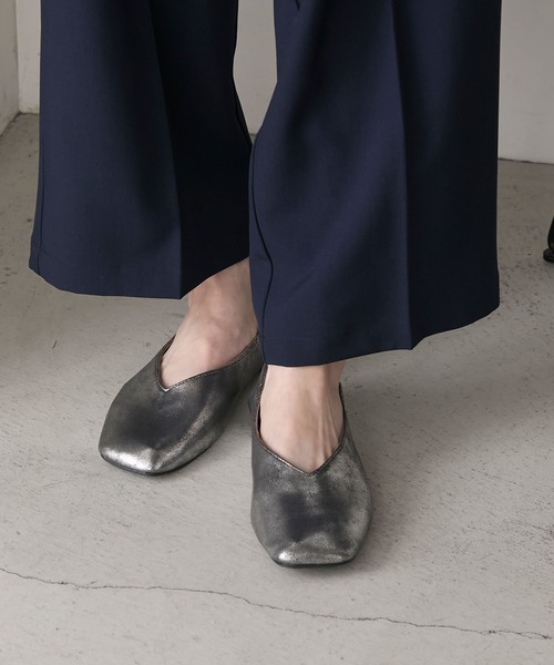 forksy.（フォルクシー）の「【forksy.】【オケージョン対応】スクエアトゥ フラットパンプス（パンプス・レディース・ブラック/シルバー/ライトベージュ/ブラック系1・25.5/22.5/24.5/23.5）」の4枚目の写真