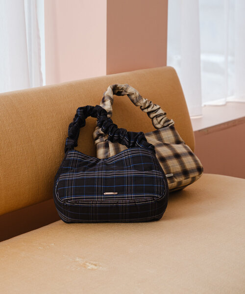 Kastane（カスタネ）の「【500mlペットボトル収納可能】チェックシャーリングBAG（トートバッグ・レディース・ブラック/ライトベージュ・FREE）」の3枚目の写真