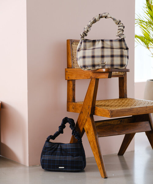 Kastane（カスタネ）の「【500mlペットボトル収納可能】チェックシャーリングBAG（トートバッグ・レディース・ブラック/ライトベージュ・FREE）」の4枚目の写真