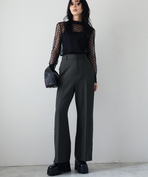 Doula Doula(ドゥーラドゥーラ)の「裾釦フレアパンツ(スラックス・レディース・ブラック/ブラウン/チャコール・マルチサイズ)」の2枚目の写真