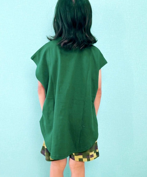 SHISKY(シスキー)の「ビッグシルエット プリント ノースリーブ ヘムTシャツ(タンクトップ・キッズ・ベージュ/ミント/モカ/ブラック/グレー系その他/オフホワイト/ダークグリーン/杢グレー/チャコールグレー・110/120/130/140/150/160)」の12枚目の写真