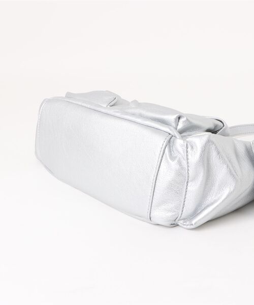 Chikashitsu +（チカシツプラス）の「【Chikashitsu +】4pocket coating shoulder bag / 【チカシツプラス】4ポケットコーティングショルダーバッグ（ショルダーバッグ・メンズ・ブラック/シルバー・ONE SIZE）」の4枚目の写真