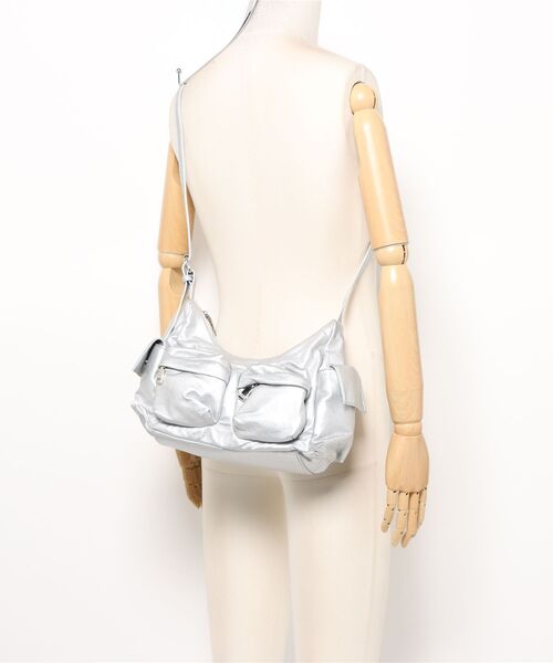 Chikashitsu +（チカシツプラス）の「【Chikashitsu +】4pocket coating shoulder bag / 【チカシツプラス】4ポケットコーティングショルダーバッグ（ショルダーバッグ・メンズ・ブラック/シルバー・ONE SIZE）」の7枚目の写真