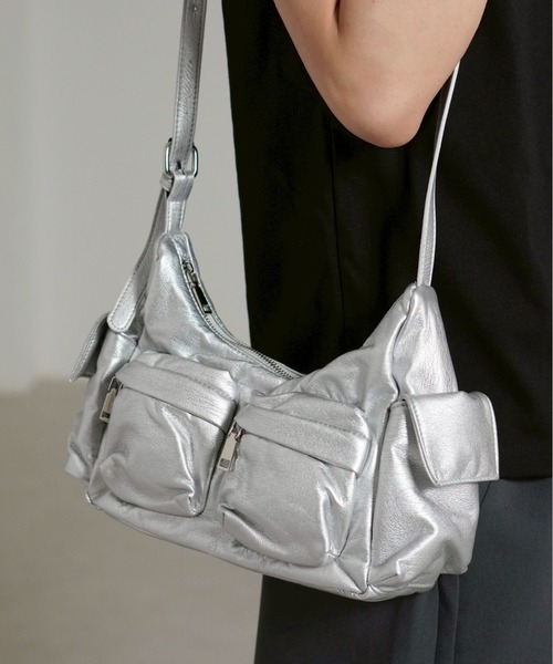 Chikashitsu +（チカシツプラス）の「【Chikashitsu +】4pocket coating shoulder bag / 【チカシツプラス】4ポケットコーティングショルダーバッグ（ショルダーバッグ・メンズ・ブラック/シルバー・ONE SIZE）」の2枚目の写真
