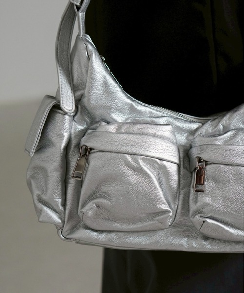 Chikashitsu +（チカシツプラス）の「【Chikashitsu +】4pocket coating shoulder bag / 【チカシツプラス】4ポケットコーティングショルダーバッグ（ショルダーバッグ・メンズ・ブラック/シルバー・ONE SIZE）」の17枚目の写真