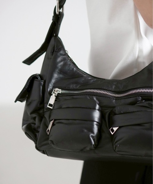 Chikashitsu +（チカシツプラス）の「【Chikashitsu +】4pocket coating shoulder bag / 【チカシツプラス】4ポケットコーティングショルダーバッグ（ショルダーバッグ・メンズ・ブラック/シルバー・ONE SIZE）」の14枚目の写真