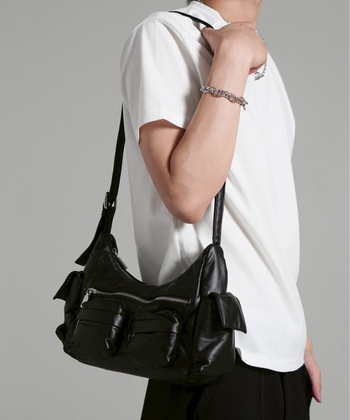 Chikashitsu +（チカシツプラス）の「【Chikashitsu +】4pocket coating shoulder bag / 【チカシツプラス】4ポケットコーティングショルダーバッグ（ショルダーバッグ・メンズ・ブラック/シルバー・ONE SIZE）」の9枚目の写真