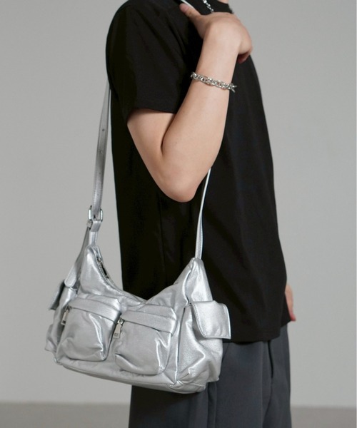 Chikashitsu +（チカシツプラス）の「【Chikashitsu +】4pocket coating shoulder bag / 【チカシツプラス】4ポケットコーティングショルダーバッグ（ショルダーバッグ・メンズ・ブラック/シルバー・ONE SIZE）」の16枚目の写真