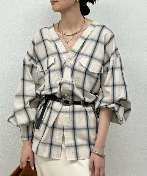 LOUNGEDRESS（ラウンジドレス）の「オンブレチェックシャツ（シャツ/ブラウス・レディース・アイボリー/ネイビー・FREE）」の2枚目の写真