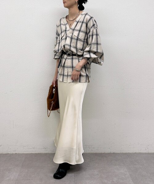 LOUNGEDRESS（ラウンジドレス）の「オンブレチェックシャツ（シャツ/ブラウス・レディース・アイボリー/ネイビー・FREE）」の3枚目の写真