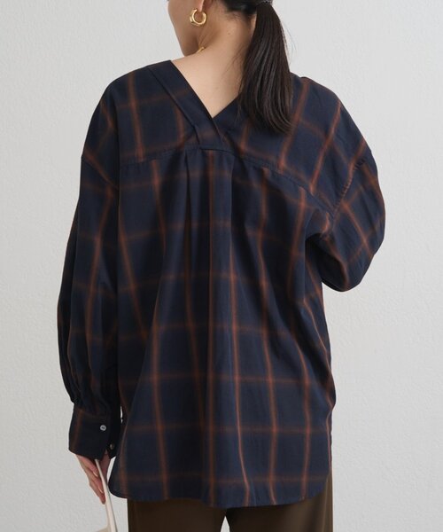 LOUNGEDRESS（ラウンジドレス）の「オンブレチェックシャツ（シャツ/ブラウス・レディース・アイボリー/ネイビー・FREE）」の8枚目の写真