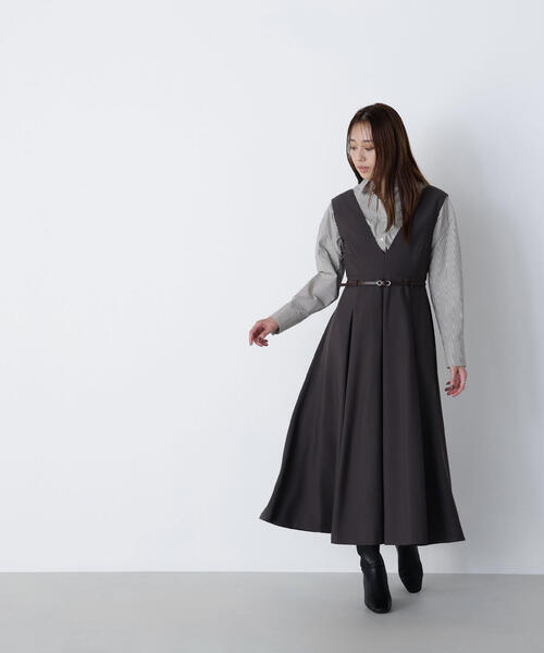 NATURAL BEAUTY BASIC（ナチュラルビューティーベーシック）の「◇ベルテッドタックジャンスカ（ジャンパースカート・レディース・チャコールグレー/ベージュ・SMALL/MEDIUM/P/S）」の5枚目の写真