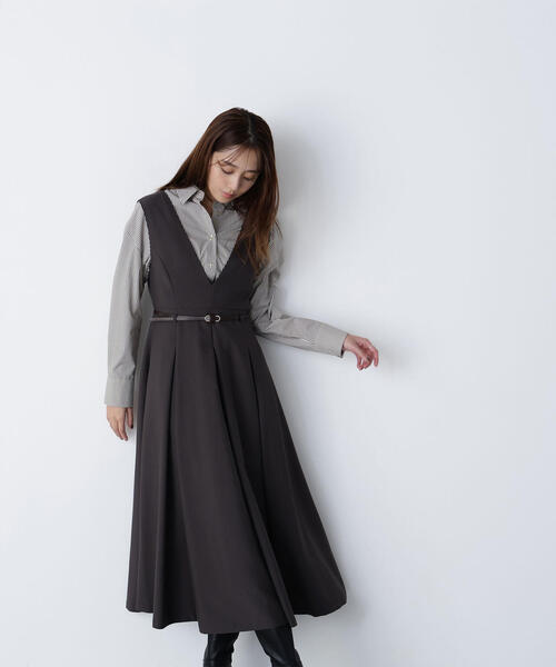 NATURAL BEAUTY BASIC（ナチュラルビューティーベーシック）の「◇ベルテッドタックジャンスカ（ジャンパースカート・レディース・チャコールグレー/ベージュ・SMALL/MEDIUM/P/S）」の6枚目の写真