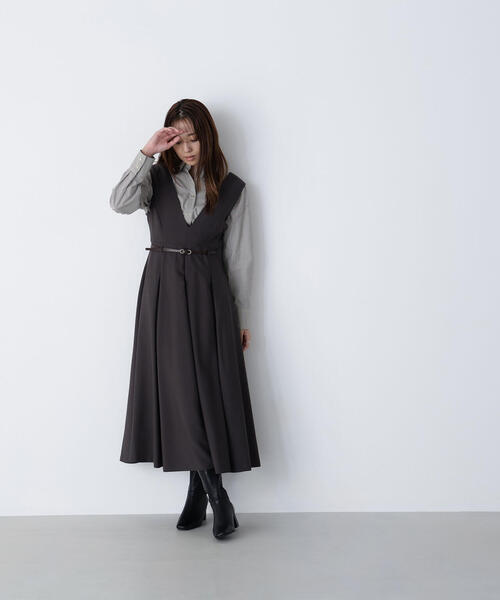 NATURAL BEAUTY BASIC（ナチュラルビューティーベーシック）の「◇ベルテッドタックジャンスカ（ジャンパースカート・レディース・チャコールグレー/ベージュ・SMALL/MEDIUM/P/S）」の7枚目の写真