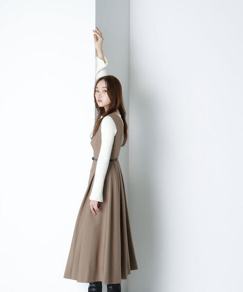 NATURAL BEAUTY BASIC（ナチュラルビューティーベーシック）の「◇ベルテッドタックジャンスカ（ジャンパースカート・レディース・チャコールグレー/ベージュ・SMALL/MEDIUM/P/S）」の12枚目の写真
