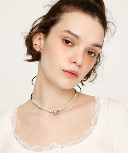 プラダ　チョーカー　薔薇　フェークパール SLY（スライ）の「ROSE F/PEARL CHOKER ローズ フェイクパール