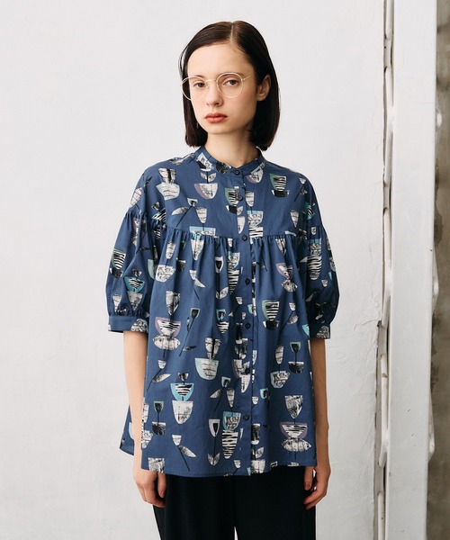 LA MARINE FRANCAISE(マリン フランセーズ)の「リバティプリントギャザーブラウス(シャツ/ブラウス・レディース・グリーン/ブルー・FREE)」の1枚目の写真