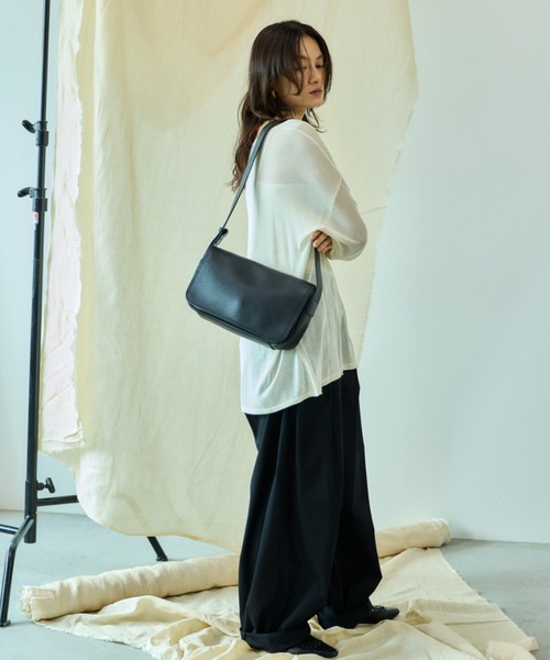 Libra Cue（リブラ キュー）の「Vネックシアーニット（ニット/セーター・レディース・グレー/アイボリー/ブラック・FREE）」の8枚目の写真