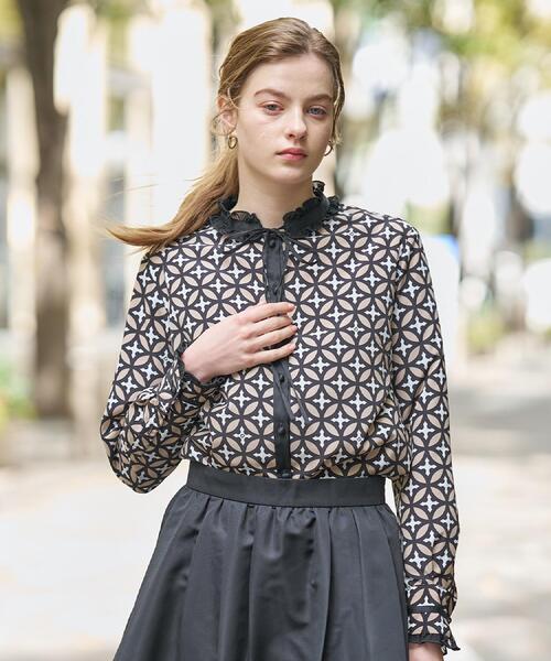 DRESSTERIOR（ドレステリア）の「【モデル美香×DRESSTERIOR】コラボレーション オーバーラップサークルブラウス（シャツ/ブラウス・レディース・ベージュ系その他4・34/36/38）」の2枚目の写真