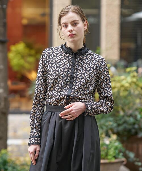 DRESSTERIOR（ドレステリア）の「【モデル美香×DRESSTERIOR】コラボレーション オーバーラップサークルブラウス（シャツ/ブラウス・レディース・ベージュ系その他4・34/36/38）」の3枚目の写真