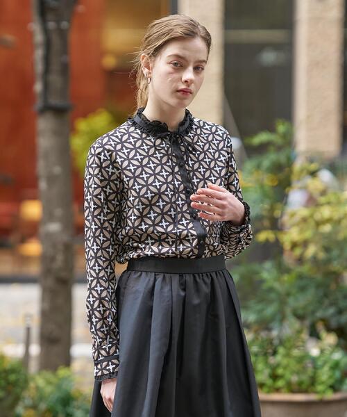 DRESSTERIOR（ドレステリア）の「【モデル美香×DRESSTERIOR】コラボレーション オーバーラップサークルブラウス（シャツ/ブラウス・レディース・ベージュ系その他4・34/36/38）」の4枚目の写真