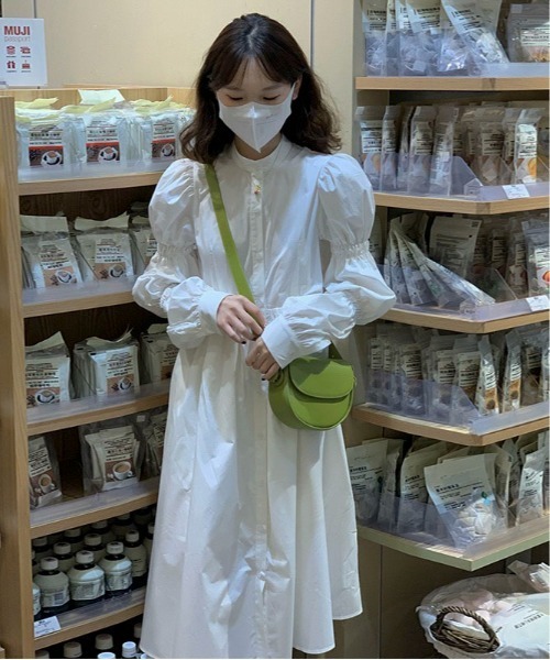 Mejoul（メジュール）の「ボリュームパフスリーブシャツワンピース（シャツワンピース・レディース・ホワイト・M/L）」の3枚目の写真