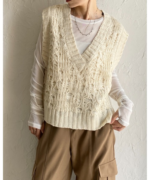 She's Closet(シーズクローゼット)の「深Vネックケーブル編み風ざっくりニットベスト(ベスト・レディース・モカ/アイボリー/ブラック・FREE)」の4枚目の写真