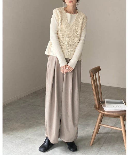 She's Closet(シーズクローゼット)の「深Vネックケーブル編み風ざっくりニットベスト(ベスト・レディース・モカ/アイボリー/ブラック・FREE)」の8枚目の写真