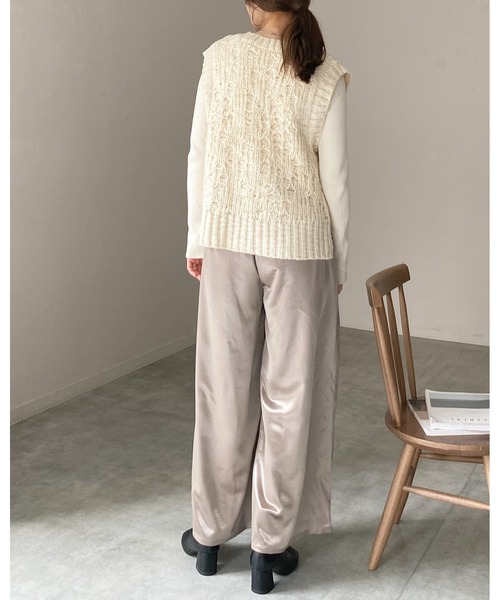 She's Closet(シーズクローゼット)の「深Vネックケーブル編み風ざっくりニットベスト(ベスト・レディース・モカ/アイボリー/ブラック・FREE)」の9枚目の写真