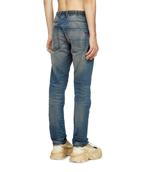 DIESEL（ディーゼル）の「メンズ デニムパンツ ジョグジーンズ 2032 D-KROOLEY-B JOGG（デニムパンツ・メンズ・インディゴブルー・28inch/26inch/30inch/32inch/36inch/34inch）」の4枚目の写真
