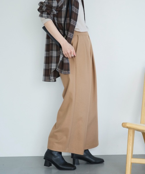 Doux archives(ドゥアルシーヴ)の「両面起毛タックワイドパンツ(その他パンツ・レディース・ベージュ/チャコールグレー/オフホワイト/ブラック・36/38)」の4枚目の写真