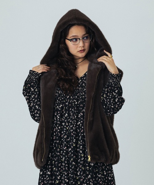 ROSE BUD（ローズバッド）の「FAUXFUR VEST（ベスト・レディース・ブラウン/ベージュ・ONE SIZE）」の14枚目の写真