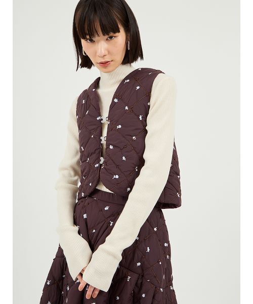 美品 emmi フラワーエンブロイダリー キルティング ベスト emmi（エミ）の「フラワーエンブロイダリーキルティングベスト（その他
