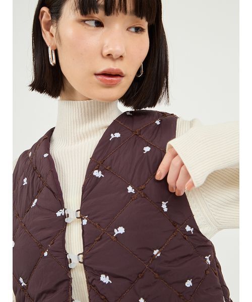 emmi（エミ）の「フラワーエンブロイダリーキルティングベスト（その他