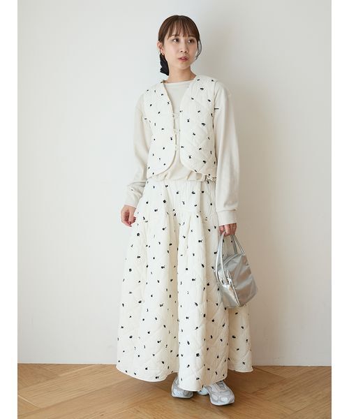 emmi（エミ）の「フラワーエンブロイダリーキルティングベスト（その他