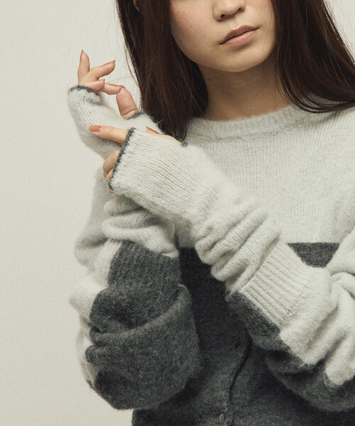 Firsthand(ファーストハンド)の「Firsthand/ファーストハンド アルパカ混 バイカラー ニットグローブ(手袋・レディース・グレー/オフホワイト/ピンク・FREE)」の2枚目の写真
