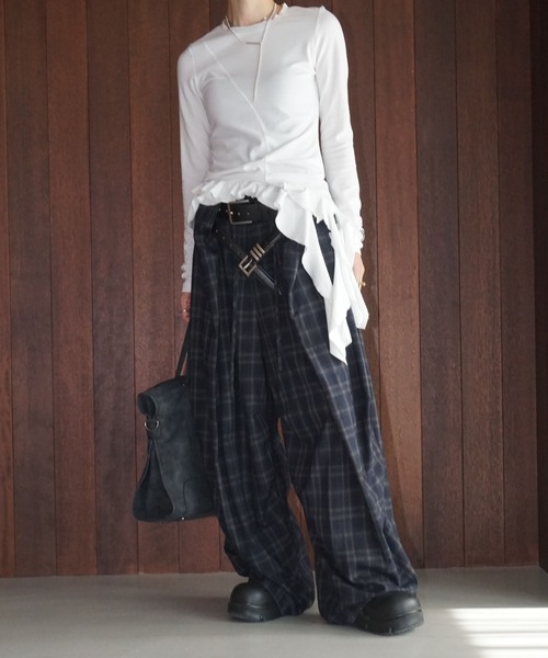 chuclla（チュクラ）の「アシンメトリーフリルトップス chw25a115（Tシャツ/カットソー・レディース・ブラック/ホワイト・FREE）」の3枚目の写真