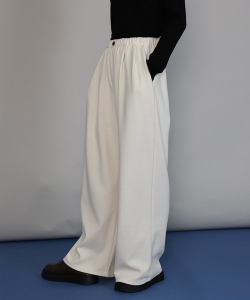 J by blue(ジェイバイブルー)の「タックスウェットパンツ(スウェットパンツ・レディース・アイボリー/ブラック/グレー・MEDIUM)」の2枚目の写真