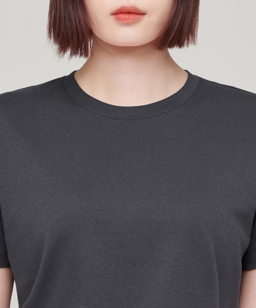 MUSINSA STANDARD WOMAN（ムシンサスタンダードウーマン）の「ウィメンズクルーネッククロップTシャツ[ダークグレー]（Tシャツ/カットソー・レディース・その他・SMALL/MEDIUM/LARGE/X-SMALL）」の4枚目の写真