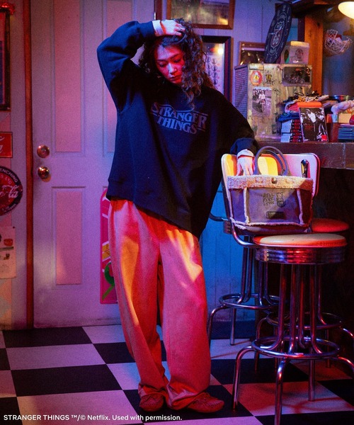 Green Parks(グリーンパークス)の「■STRANGER THINGS×MINNETONKA フェイクスウェードボアバッグ(トートバッグ・レディース・ベージュ/チャコールグレー・FREE)」の17枚目の写真