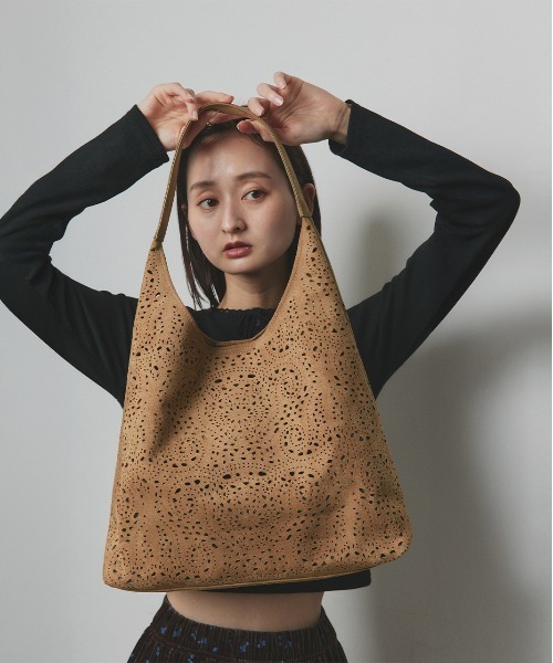 ad thie（アドティエ）の「パンチングカット ワークトートバッグ（トートバッグ・レディース・ブラック/ダークブラウン/ベージュ・FREE）」の9枚目の写真
