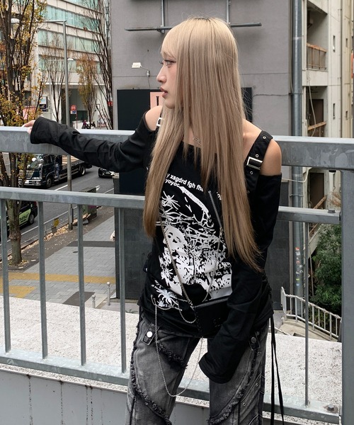 lilful(リルフル)の「【26年春夏新作】Y2K シルバーチェーン付き スカルプリント ショルダーハトメベルト オフショルダートップス(Tシャツ/カットソー・レディース・ブラック・L/M)」の16枚目の写真