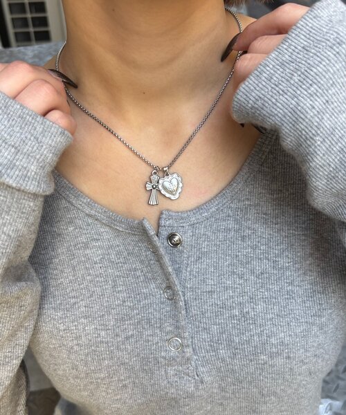 WHO'S WHO gallery(フーズフーギャラリー)の「CROSS×HEART MOTIF NECKLACE(ネックレス・レディース・シルバー・FREE)」の5枚目の写真