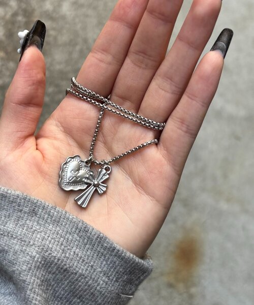 WHO'S WHO gallery(フーズフーギャラリー)の「CROSS×HEART MOTIF NECKLACE(ネックレス・レディース・シルバー・FREE)」の6枚目の写真